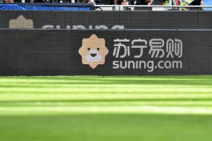 Il brand Suning.com sui led a bordo campo di San Siro (Foto: Insidefoto.com)